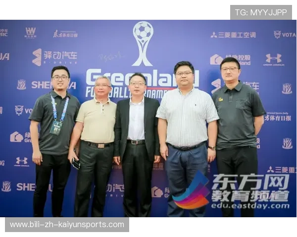 足球俱乐部媒体日吸引国际记者团报道球员动态，足球体育记者